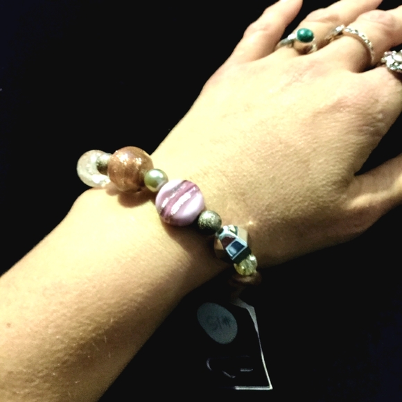 Handmade bracelet with resin beads - Picture 5 of 10